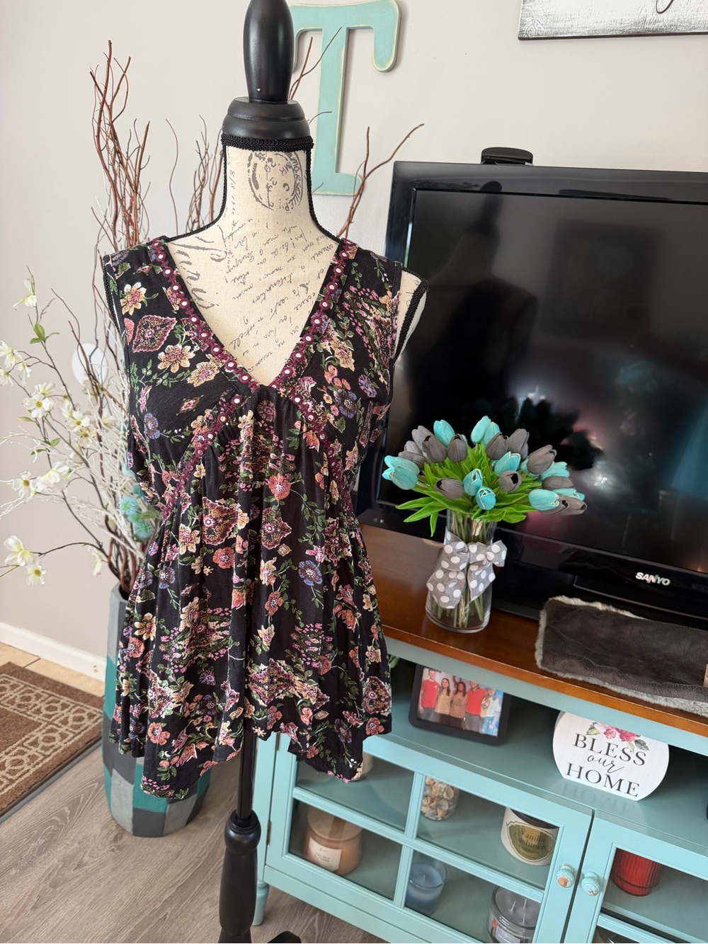 Penelope Project Sleeveless Floral V-Neck Tunic Tank Top - Black Floral Medium